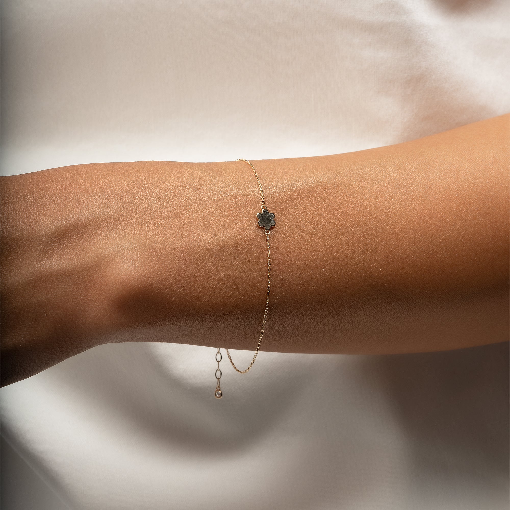 Sade Çiçek Altın Zincir Bileklik / TR