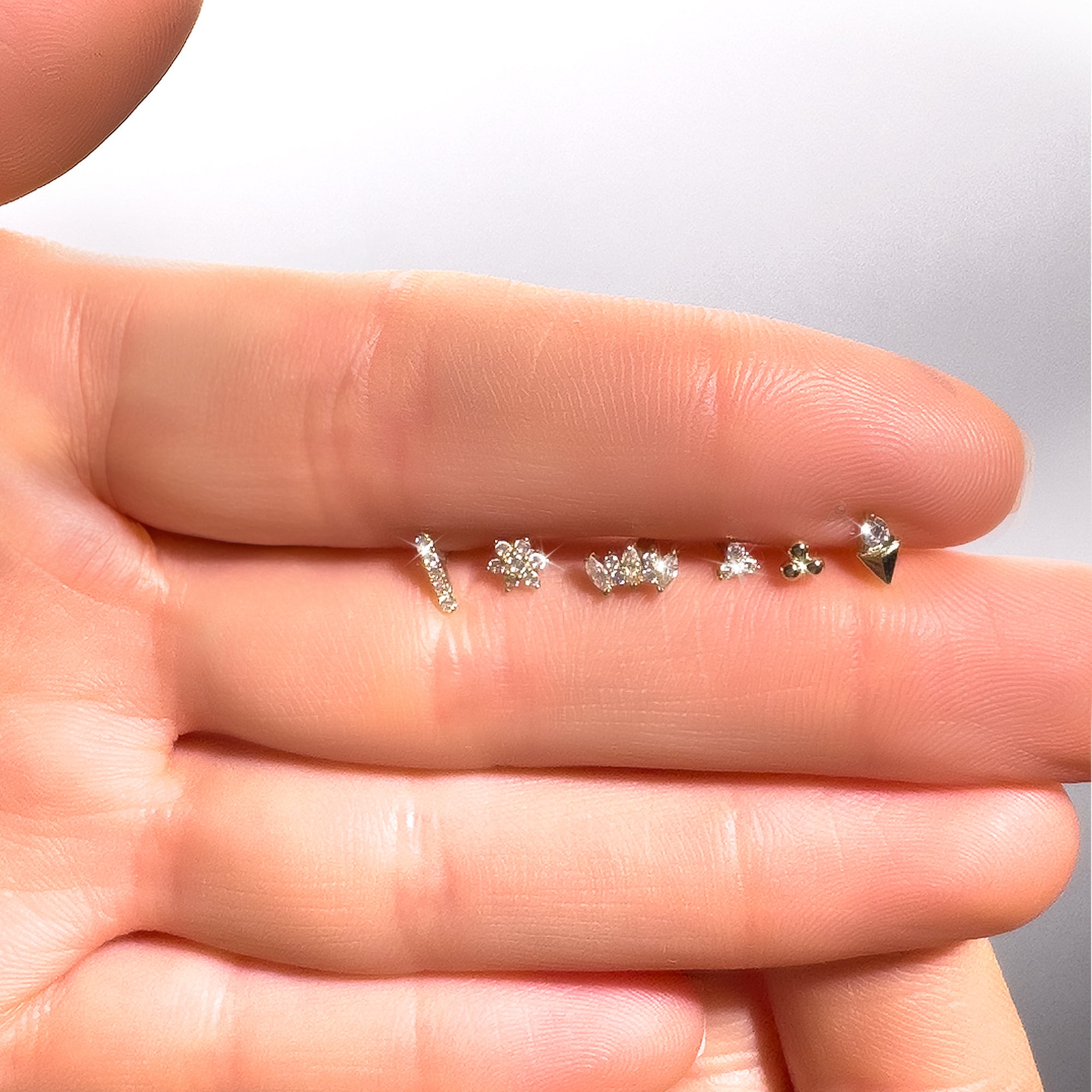 Gusto Minimal Arc Taşlı Altın Tragus Piercing