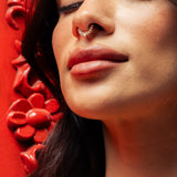 Vega Sıra Taşlı Altın Septum Piercing