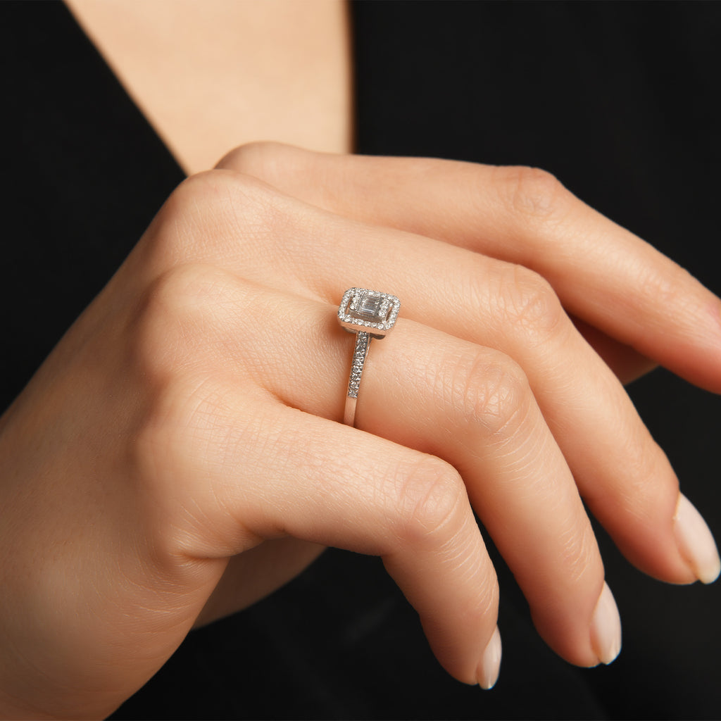 0.24 ct Pırlanta Baget Yüzük / 14 Ayar Beyaz Altın