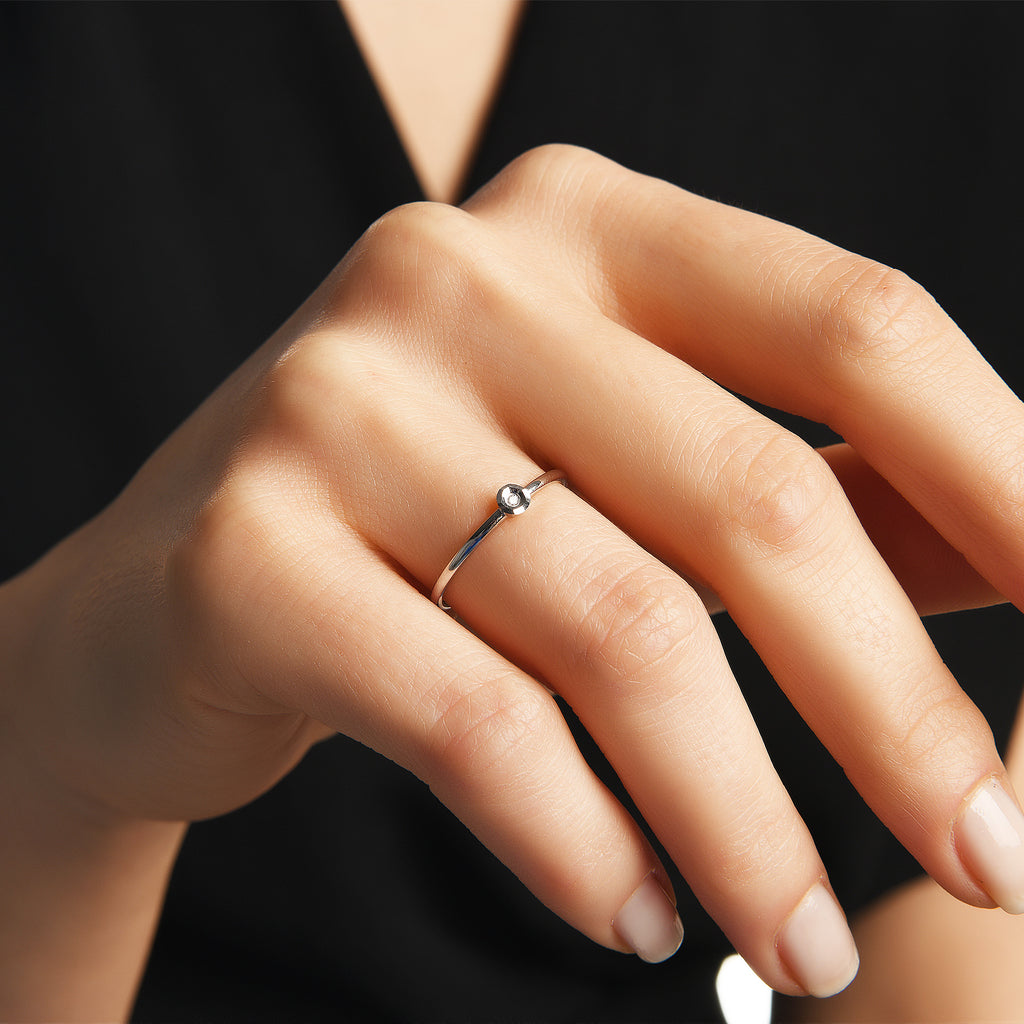 0.01 ct Desenli Görünüm Tektaş Pırlanta Yüzük / 14 Ayar Beyaz Altın