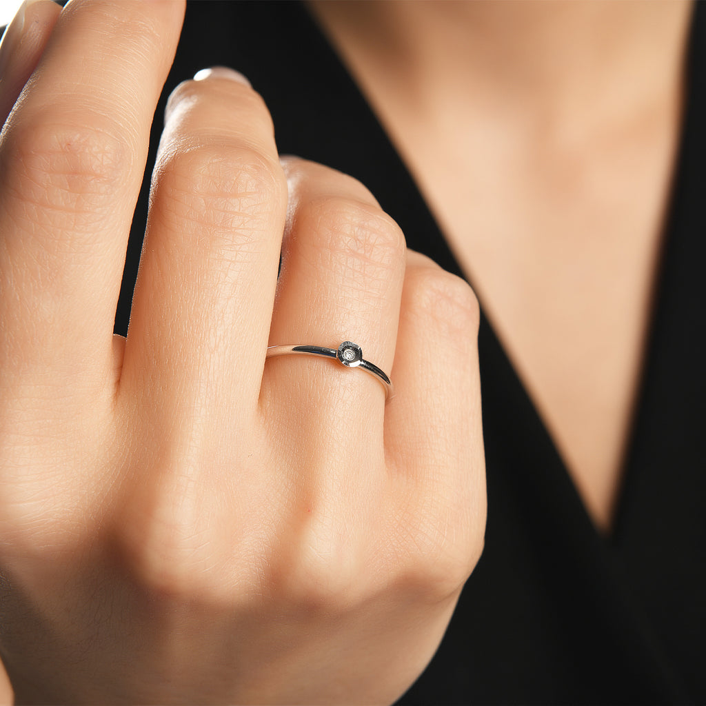 0.01 ct Desenli Görünüm Tektaş Pırlanta Yüzük / 14 Ayar Beyaz Altın