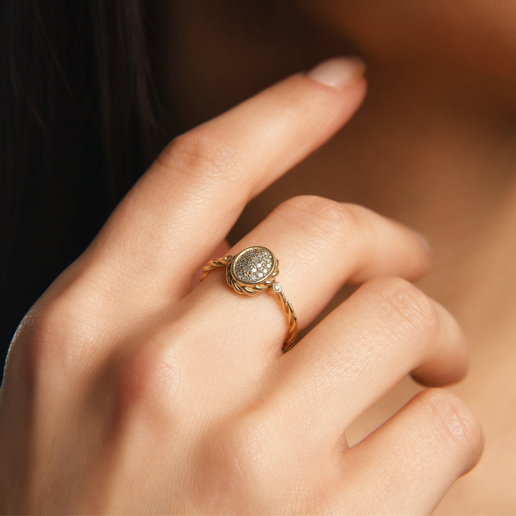 0.16 ct Burgulu Neo-Retro Pırlanta Yüzük / 14 Ayar Sarı Altın