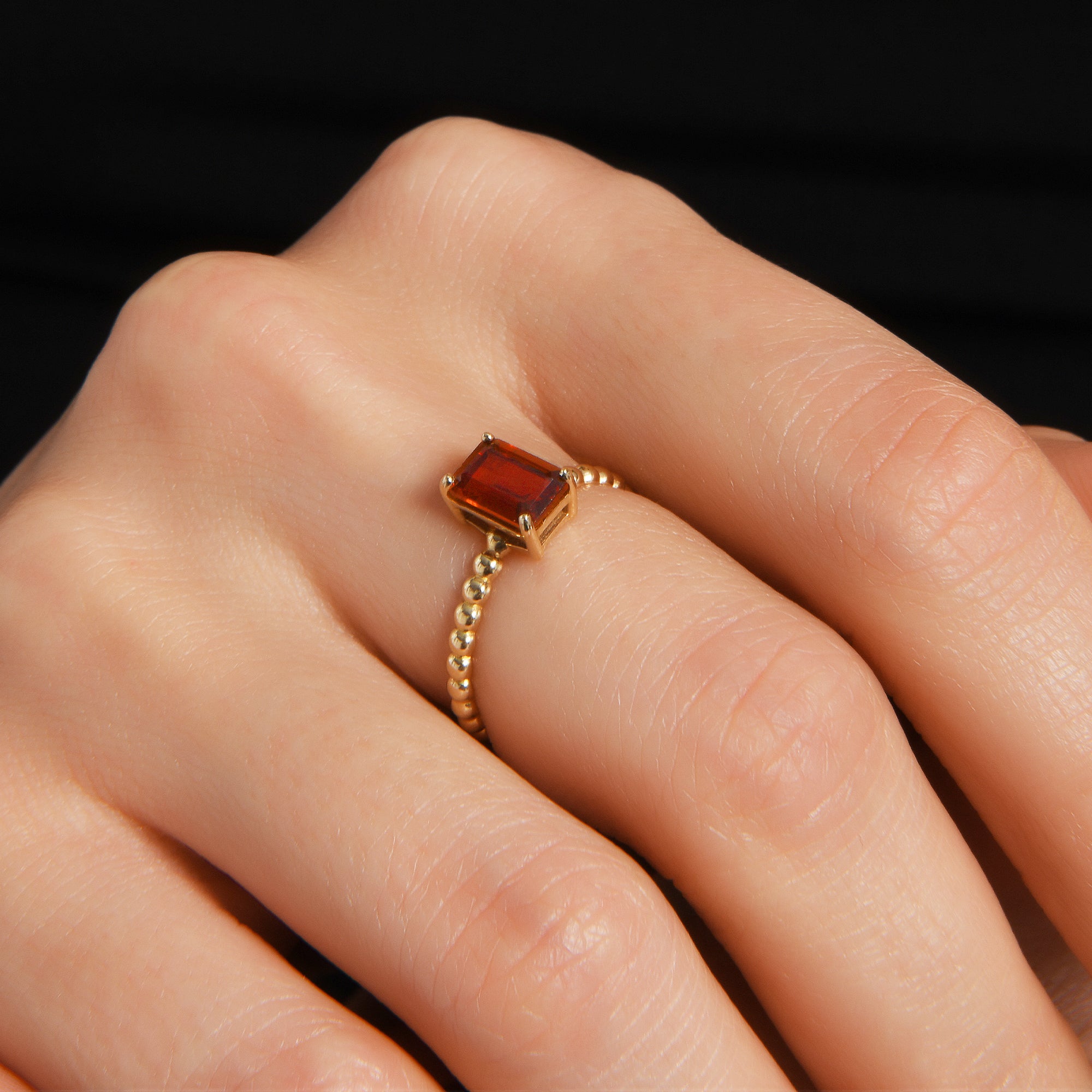 Toptop Dikey Baget Kesim Garnet Taşlı Altın Yüzük