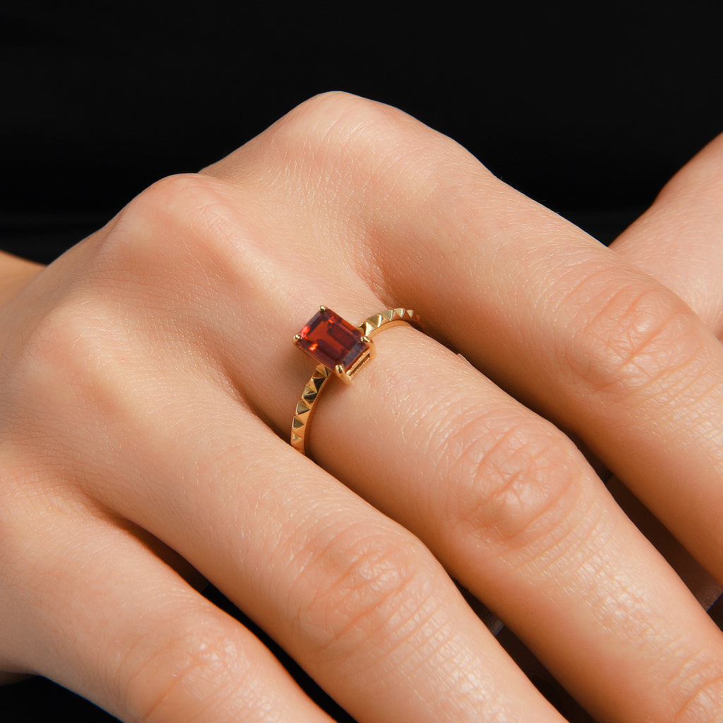 Desenli Dikey Baget Kesim Garnet ve Topaz Taşlı Altın Yüzük