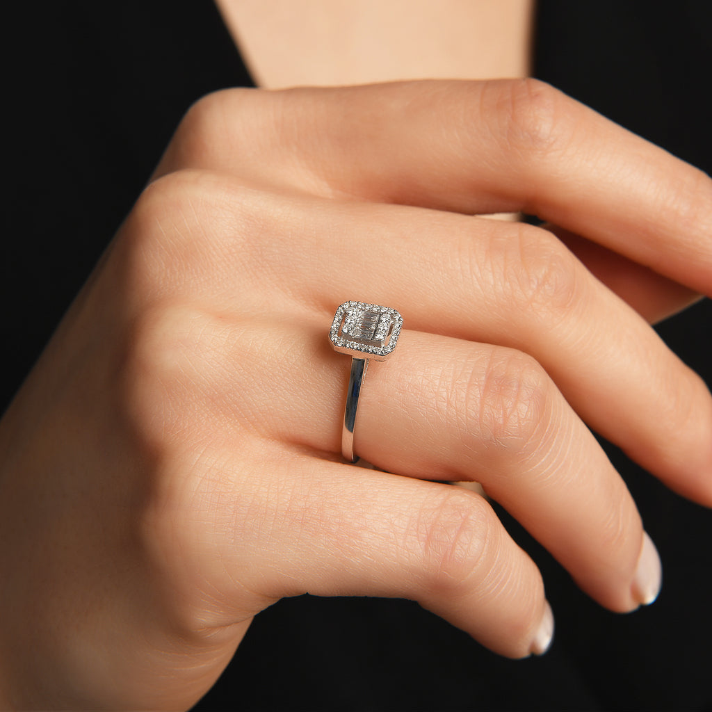 0.22 ct Pırlanta Baget Yüzük / 14 Ayar Beyaz Altın