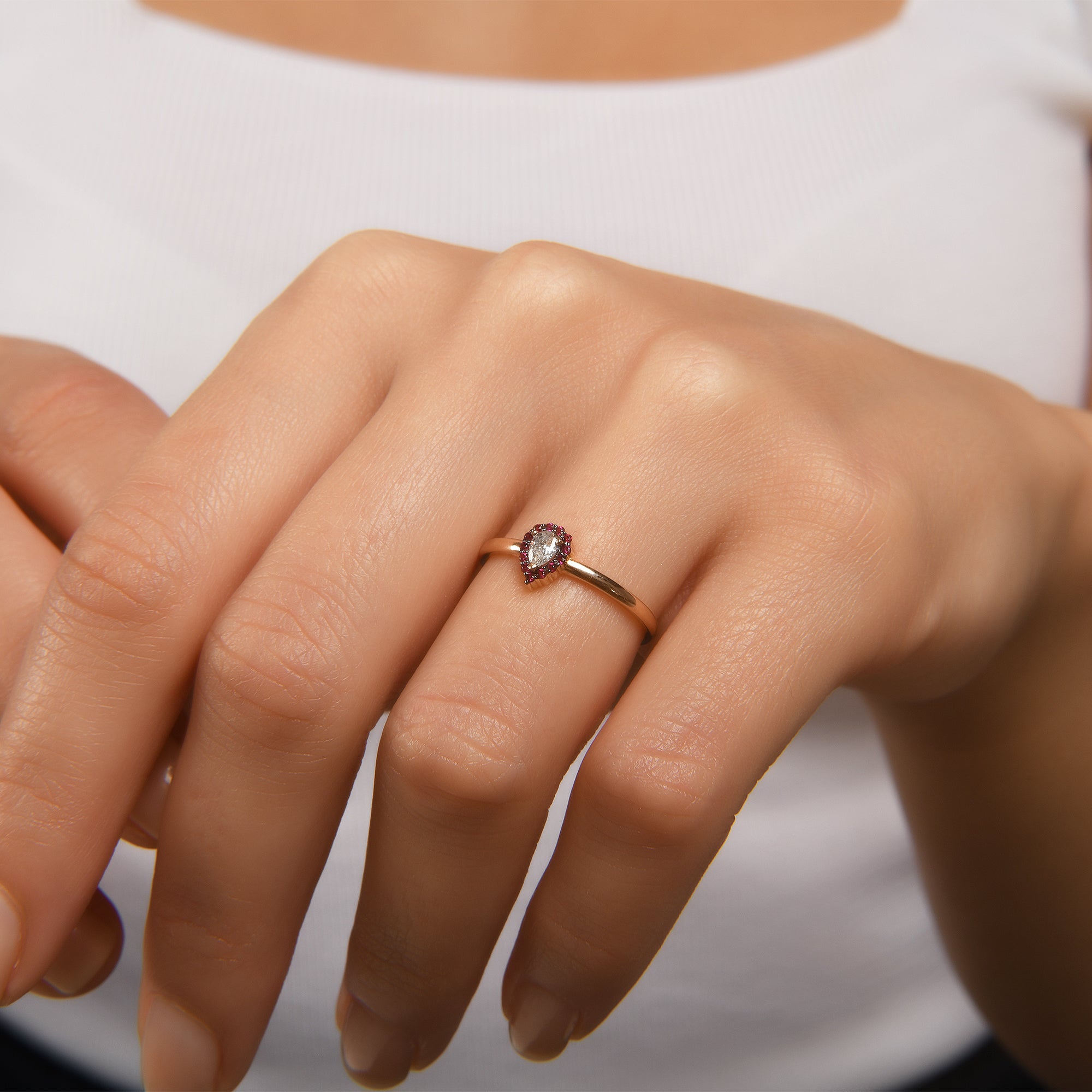 Damla Kesim Etrafı Yakut Taşlı 0.12 ct Pırlanta Yüzük / 14 Ayar Rose Altın