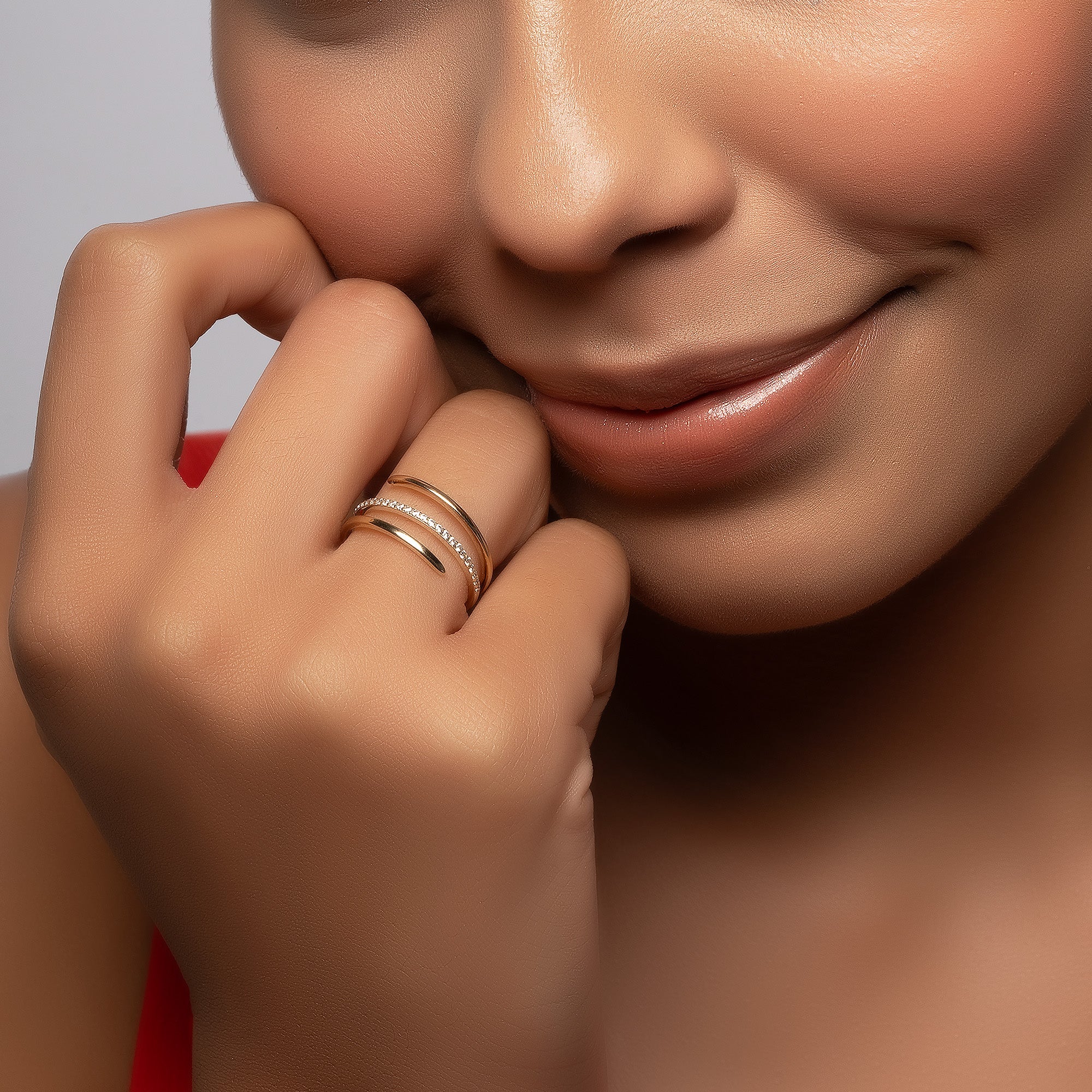 Sarmal Çizgisel Tasarım Taşlı Altın Yüzük / 14 Ayar Sarı Altın