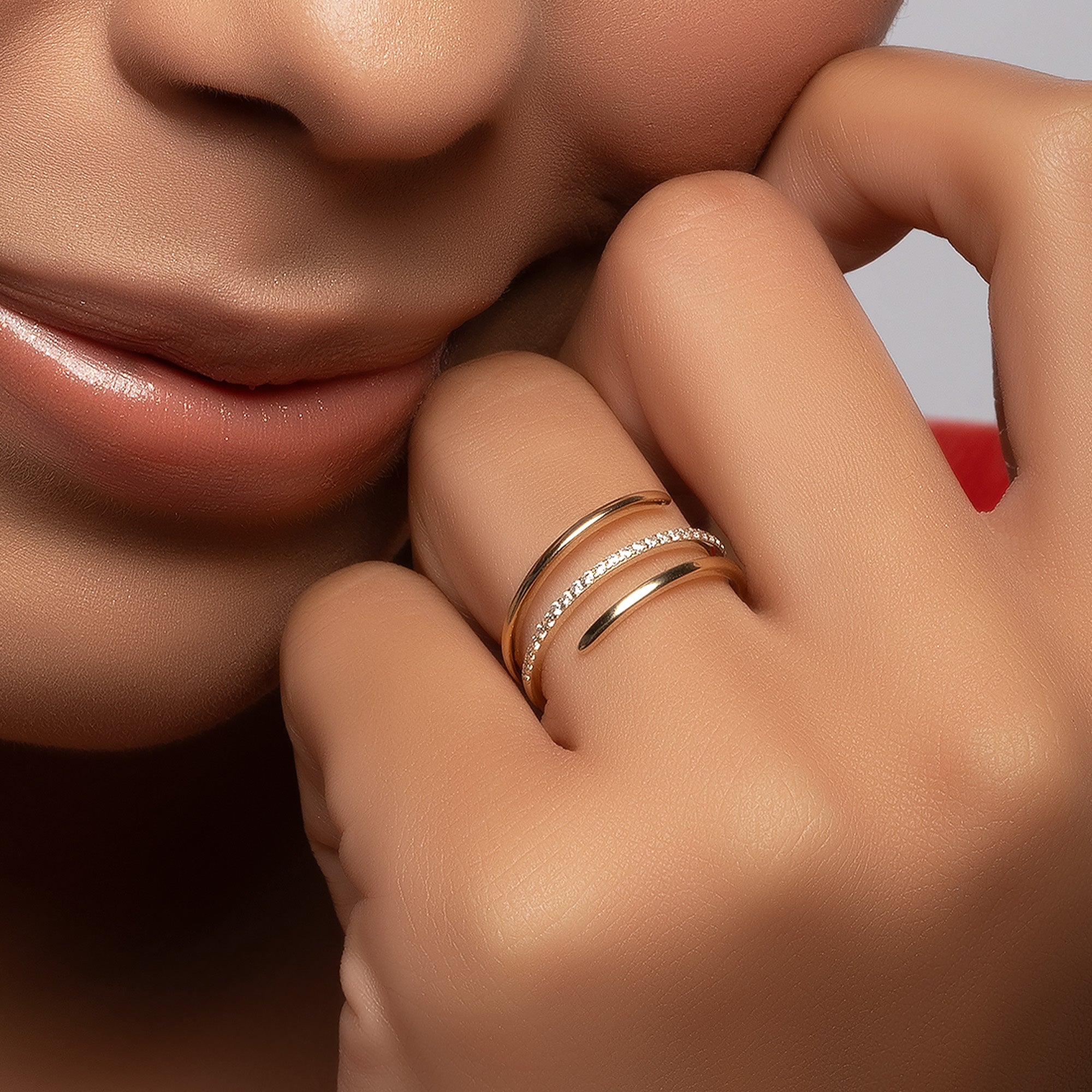 Sarmal Çizgisel Tasarım Taşlı Altın Yüzük / 14 Ayar Sarı Altın