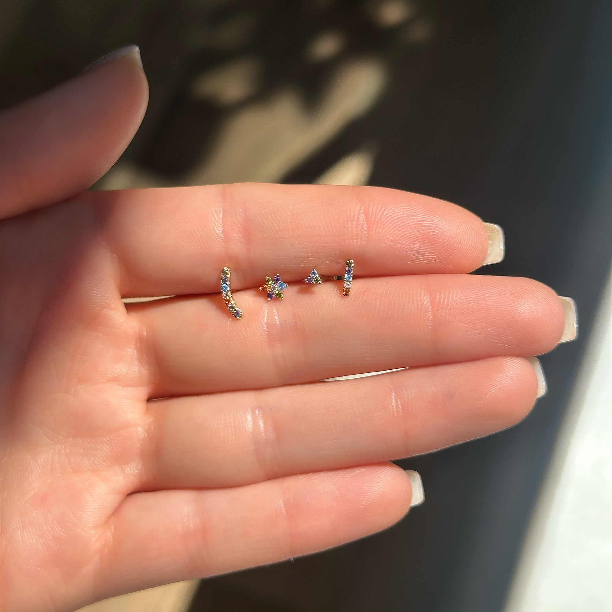 Gusto Renkli Taşlı Altın Tragus Çiçek Piercing / 14 Ayar Sarı Altın